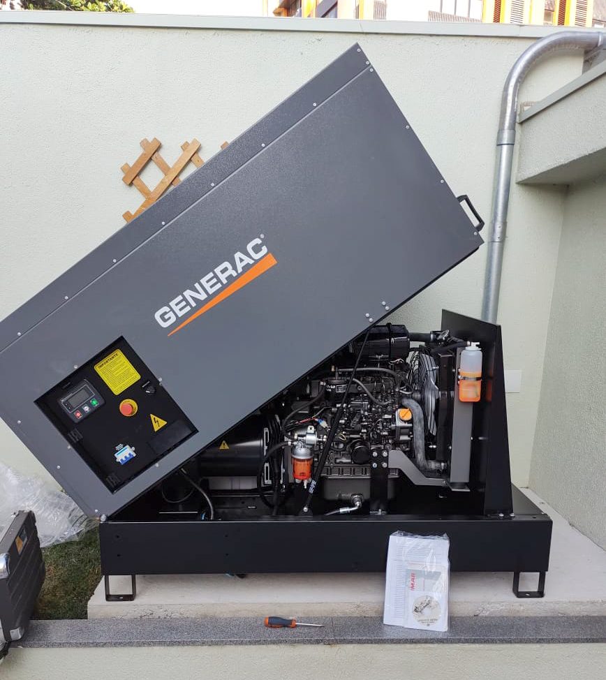 Gerador Generac da linha diesel: carenagem aberta, foto de obra